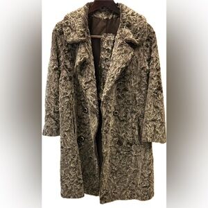 Stylish Fur Coat in Brown luxurious, soft, and lightweight.